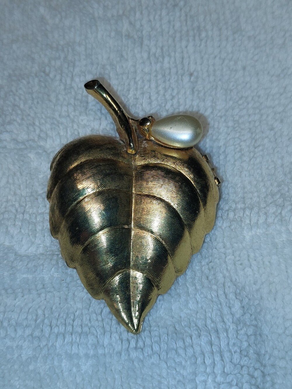 Gold Leaf Decorative Avon brooch with Pearl Accent